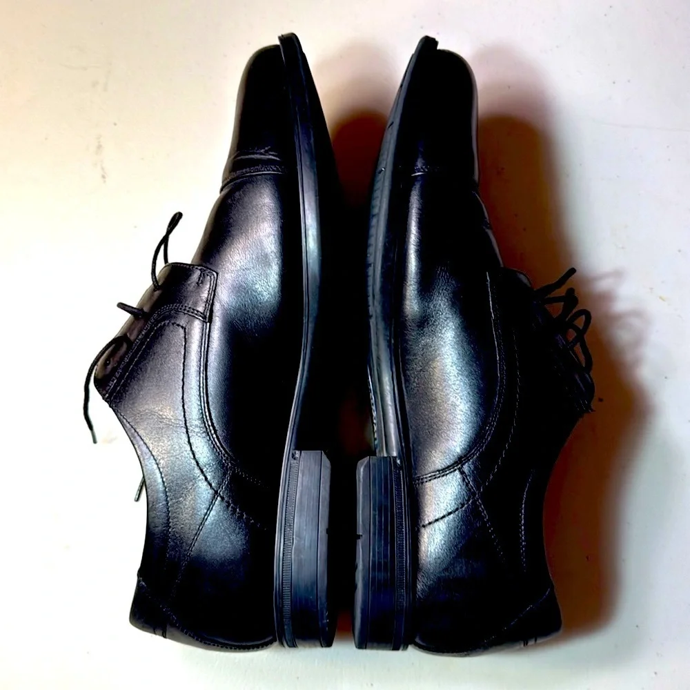 Florsheim Black Oxford Shoes with Cap Toe and Lace-Up Design